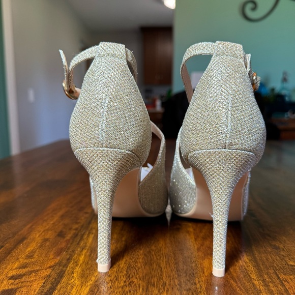 NWT Women’s Gold Glitter Heels Size 6  4" Pointed Toe Crossed Ankle Strap - Picture 10 of 16